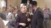 À Jérusalem, un Rabbin fait mettre des Téfilines… à un prêtre !