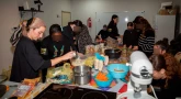 bénévoles prépares des salades et des desserts