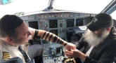 Un copilote met les Téfilines pour la première fois de sa vie dans le cockpit de l’avion