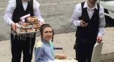 Kiddouch Hachem : une famille juive ‘hassidique du Canada offre un joli plateau de viennoiseries à leurs voisins non-juifs !