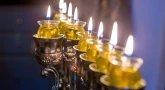 Grand article éclairé à l'occasion de 'Hanouka