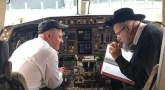 Quand le cockpit se transforme en Collel : le pilote étudie le Talmud avant le décollage !