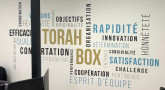 Les nouveaux stickers muraux dans les bureaux Torah-Box