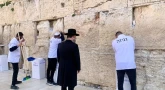 Ménage de Pessa’h au Kotel