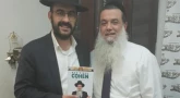 Rav Yigal Cohen découvre son livre traduit en français par Torah-Box :)