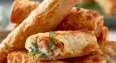 Recette : Cigares croustillants de saumon, poireaux et herbes fraîches