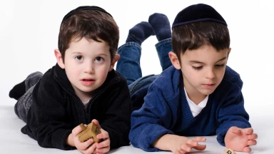 Rivalité frère-soeur : enseigner l'empathie à nos enfants