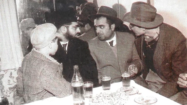 Devinette : qui est le personnage de droite ?