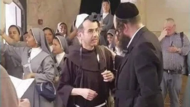 À Jérusalem, un Rabbin fait mettre des Téfilines… à un prêtre !