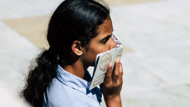 A Surfside, la jeune fille qui prie devant les décombres pour ses parents