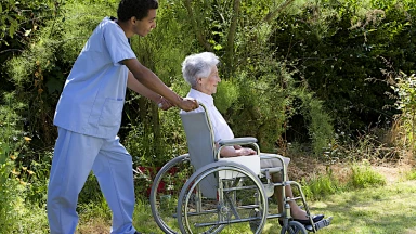 Une aide-soignante peut-elle s’isoler avec son patient particulièrement âgé ?