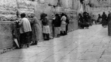 Une femme peut orienter son miroir vers 2 directions opposées