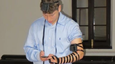 Le fils de Netanyahu met ses Téfilines en Chine