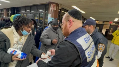 Mobilisation massive de volontaires juifs en aide aux familles touchées par l’incendie du Bronx