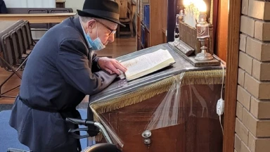 Il récite le Kaddich pour le 101e jour commémoratif de la disparition de sa maman