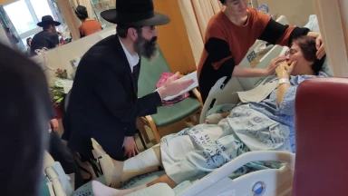 Quand les bénévoles Torah-Box redonnent le sourire à une victime de l’attentat de Neve Ya’akov