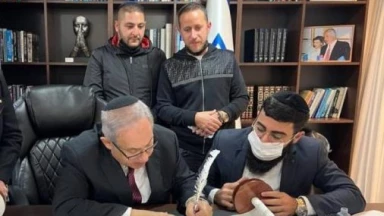 Ecriture d’une lettre dans un Séfer Torah par Binyamin Netanyahou