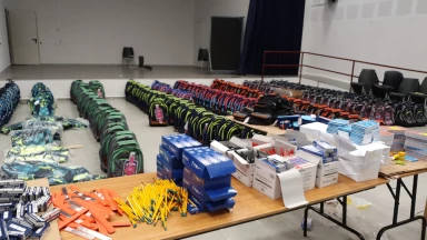 En direct - en pleine préparation des cartables pour les enfants nécessiteux !
