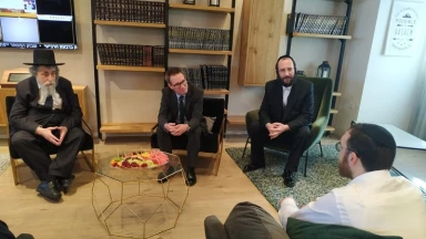 Visite de l’ambassadeur du Royaume-Uni en Israël dans un centre d’affaires de Bné Brak