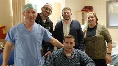 Grièvement blessé par balles dans un attentat à Jérusalem, cet étudiant en Torah bientôt guéri