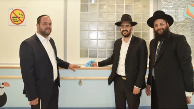 Pose d'une plaque Torah-Box à l'hôpital Chaaré Tsédek de Jerusalem