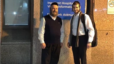 Un chanteur ‘hassidique réconforte en musique des malades d’un hôpital de Manhattan