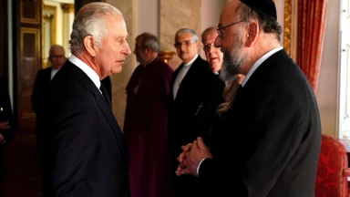 Quand le roi Charles surveille l’heure d’entrée de Chabbath…