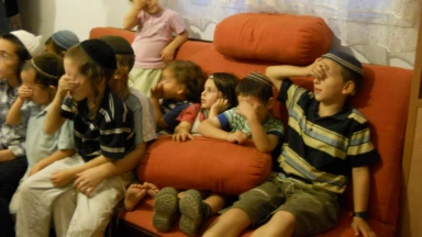 Nos enfants voient et entendent tout, pour le bien ou...