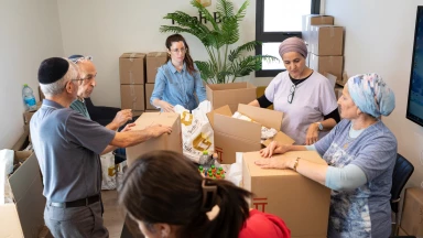 Des Colis du Cœur : Quand l'Amour pour les Soldats Se Trouve au Menu