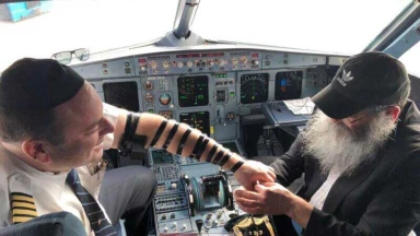 Un copilote met les Téfilines pour la première fois de sa vie dans le cockpit de l’avion