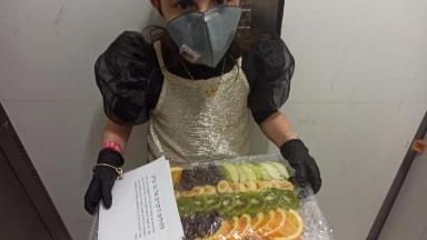 ‘Hessed à tout âge : distribution de fruits par une petite fille de Bné Brak pour les soldats