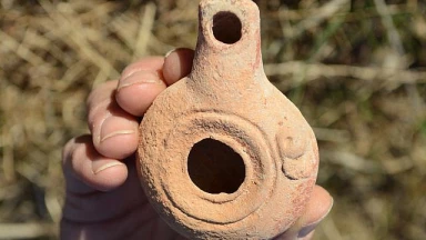 Une petite fille découvre une fiole d'huile de l'époque de 'Hanouka !