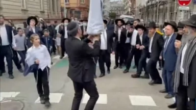 Strasbourg : des patients guéris du Covid-19 dansent avec un Séfer Torah écrit pour les malades