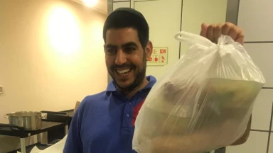 'Hessed du jour : Shmouel, notre bénévole-cuisinier de la Knesset !