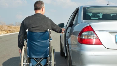 Accompagner en voiture un vieillard à l’hôpital le Chabbat : permis ?
