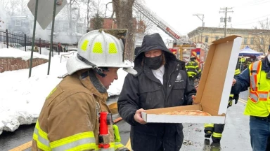 Une équipe de secouristes juifs réconforte des pompiers aux Etats-Unis