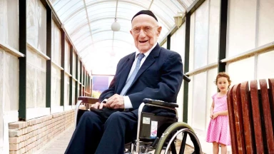 Kristal : l'homme qui met ses Téfilines depuis 99 ans