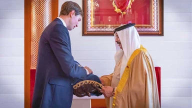 Jared Kushner offre un Séfer Torah au roi du Bahreïn pour les juifs du pays