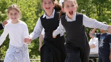 4 ans et elle dirige déjà la maison !