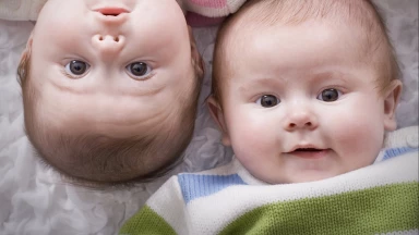 1ère mondiale : 2 sœurs jumelles épousent 2 frères jumeaux et...