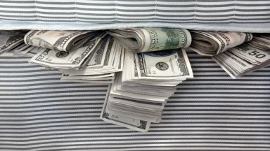 Le lit rempli de billets - Celui qui donne, reçoit !