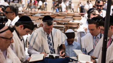 Appel pour mettre un terme aux bavardages à la synagogue