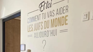 Les nouveaux stickers muraux dans les bureaux Torah-Box