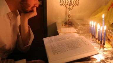 La mort éteint la bougie, mais pas sa lumière