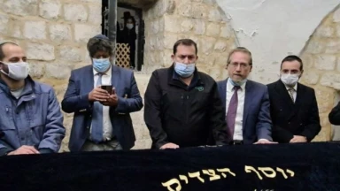 Meyer Habib sur le tombeau de Yossef Hatsadik