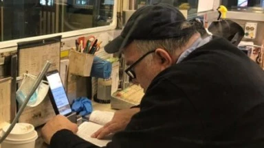 Le guichetier du métro qui étudie pendant ses pauses