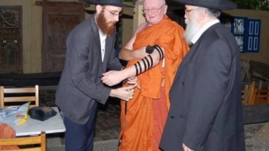 Histoire : le moine bouddhiste qui met ses Téfilines