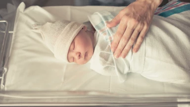 Naissance un mois après le meurtre de ses deux enfants dans un attentat