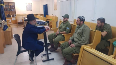 Préparation au mariage pour 3 soldats français