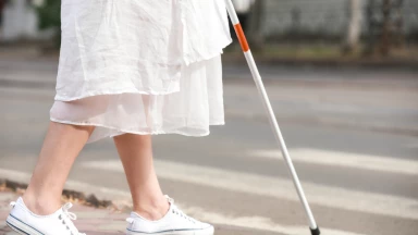 Porter assistance à une aveugle pour un homme